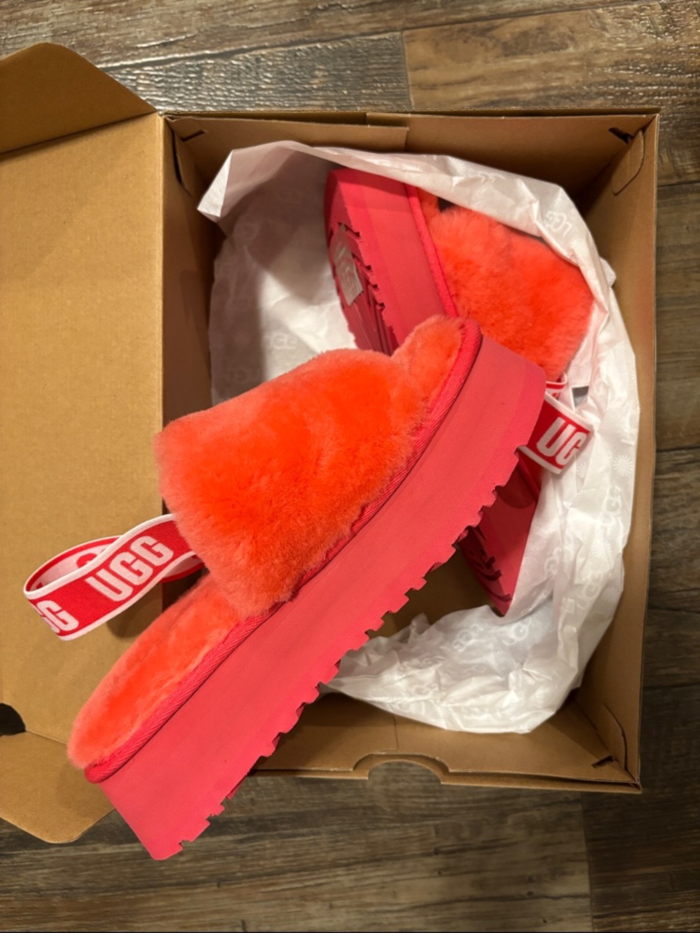 UGG Women's Fluff Slide in Vibrant Coral Pink